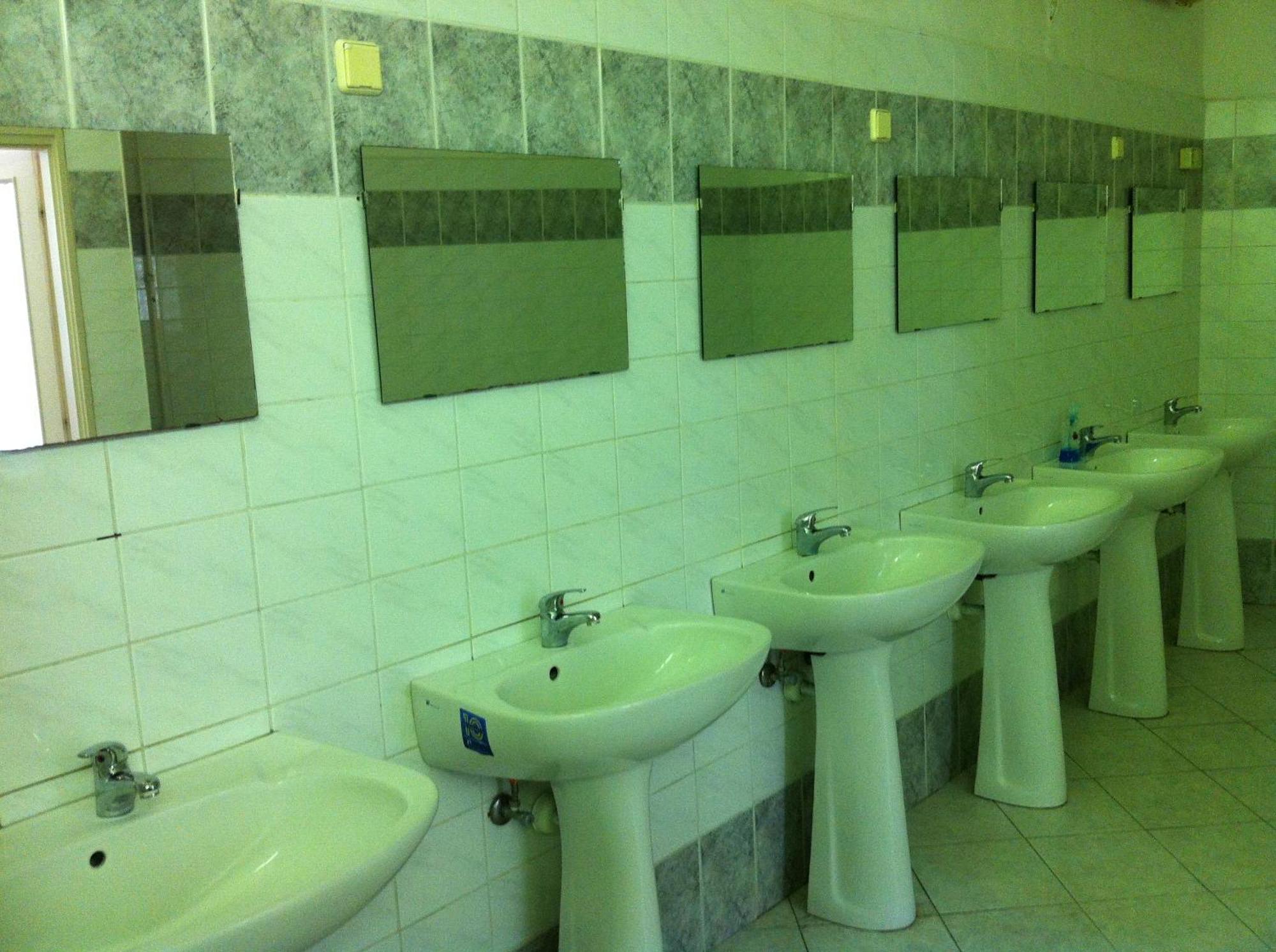 Season 2 Hostal