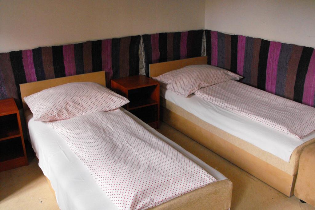 Season 2 Hostal